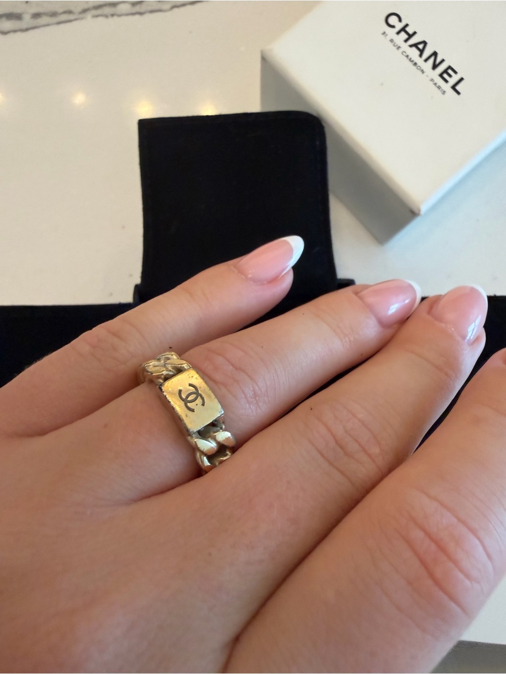 CHANEL Chunky Chain CC Signet Ring - Gold Tone - Picture 4 of 6